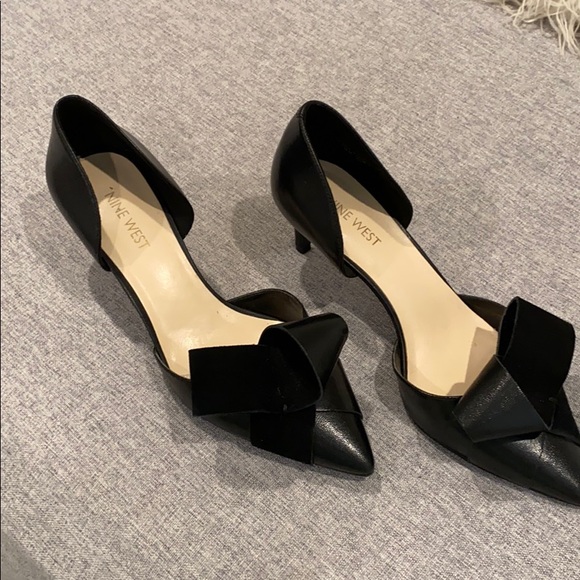 SOLD 𝑁𝑖𝑛𝑒 𝑊𝑒𝑠𝑡 Bow Heels - Picture 12 of 15
